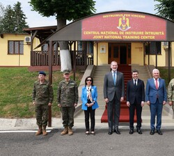 Su Majestad el Rey y Su Excelencia el Presidente de Rumanía junto a las delegaciones nacionales que asistieron al encuentro