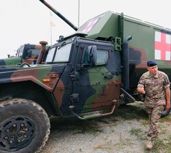 Don Felipe conversa con autoridades militares desplegadas en Rumanía