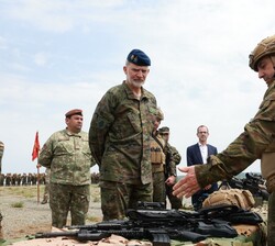 Su Majestad el Rey recibe explicación sobre el armamento que utilizan las tropas desplegadas en Rumanía