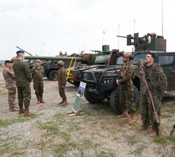 Don Felipe durante su visita a los medios desplegados en Rumanía