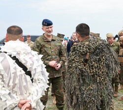Su Majestad el Rey conversa con la tropa desplegada en Rumanía