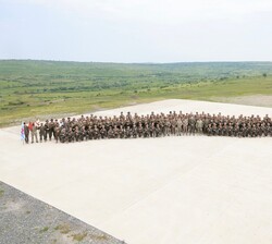 Fotografía de grupo de Su Majestad el Rey junto al personal desplegado en Rumanía