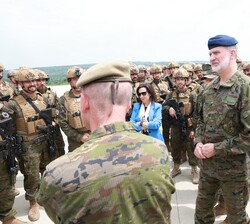 Su Majestad el Rey junto al personal del contingente español desplegado en Rumanía