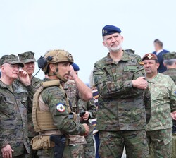 Don Felipe durante el recorrido por los vehículos y medios desplegados en Rumanía