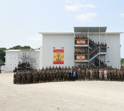 Su Majestad el Rey junto al personal de infantería de marina desplegado en Rumanía y las autoridades