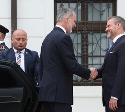Su Majestad el Rey es recibido por Su Excelencia el Presidente de la República Eslovaca, Peter Pellegrini