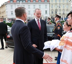 Su Majestad el Rey junto al Presidente de la República Eslovaca reciben una ofrenda de pan y sal de una pareja vestida con trajes folclóricos tradicio