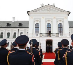 Su Majestad el Rey junto a Su Excelencia el Presidente de la República Eslovaca durante la interpretación de los Himnos Nacionales