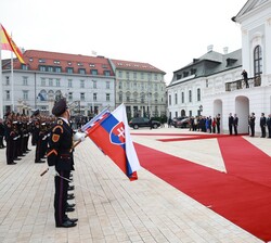 Vista general del Palacio Grassalkovich durante la interpretación de los Himnos Nacionales