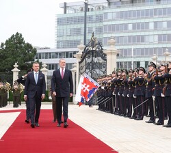Su Majestad el Rey, acompañado de Su Excelencia el Presidente de la República Eslovaca pasa revista a las tropas