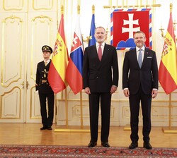 Fotografía oficial de Su Majestad el Rey y Su Excelencia el Presidente de la República Eslovaca