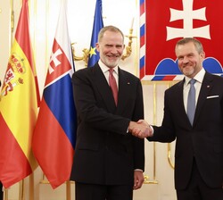 Su Majestad el Rey junto a Su Excelencia el Presidente de la República Eslovaca