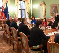 Su Majestad el Rey y Su Excelencia el Presidente de la República Eslovaca junto a las delegaciones de ambos paises
