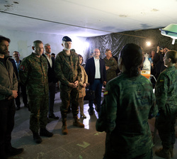 Su Majestad el Rey durante su visita al edificio verde a cargo de la Tcol. médico María Cristina Rodríguez Villarino
