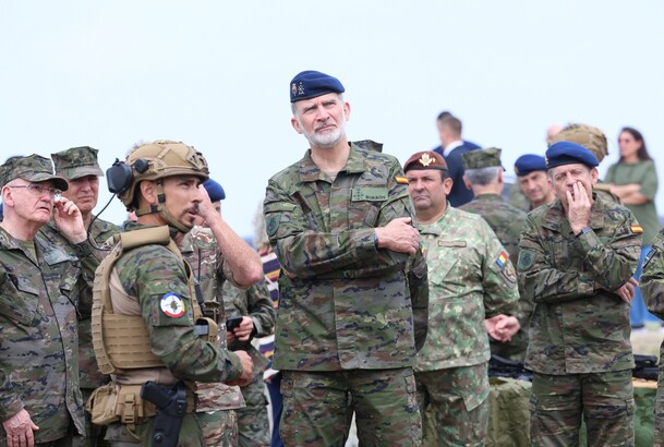 Don Felipe durante el recorrido por los vehículos y medios desplegados en Rumanía