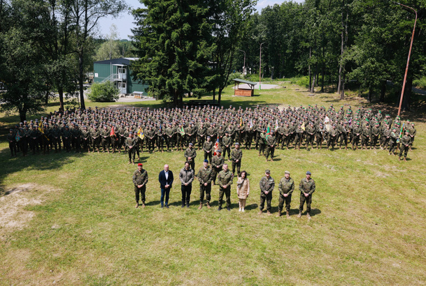Fotografía de grupo en Camp Riecky con el contingente español