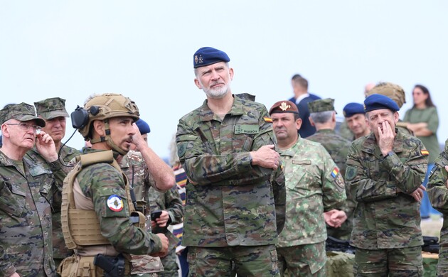 Don Felipe durante el recorrido por los vehículos y medios desplegados en Rumanía