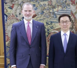 Click para ampliar Don Felipe junto al vicepresidente de la República Popular de China, Han Zheng