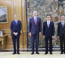 Fotografía de grupo de Su Majestad el Rey junto al vicepresidente de la República Popular de China, Han Zheng y las autoridades que le han acompañado 