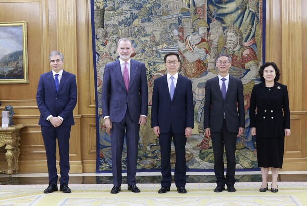 Fotografía de grupo de Su Majestad el Rey junto al vicepresidente de la República Popular de China, Han Zheng y las autoridades que le han acompañado 