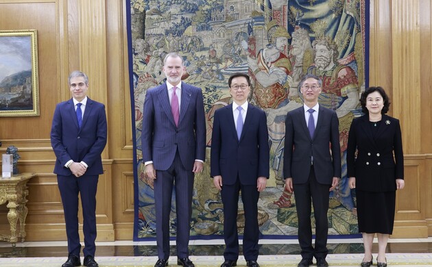 Fotografía de grupo de Su Majestad el Rey junto al vicepresidente de la República Popular de China, Han Zheng y las autoridades que le han acompañado 