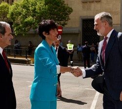 Don Felipe recibe el saludo de la ministra de Inclusión, Seguridad Social y Migraciones, Elma Saiz
