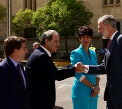Su Majestad el Rey recibe el saludo del secretario general Iberoamericano, Andrés Allamand