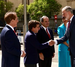 Su Majestad el Rey recibe el saludo del alcalde de Madrid, José Luis Martínez Almeida a su llegada al Palacio de Cibeles