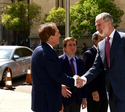 Don Felipe recibe el saludo del presidente del Grupo MAPFRE y de su Fundación, Antonio Huertas
