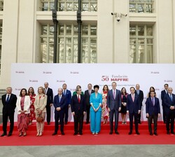 Fotografía de grupo de Su Majestad el Rey acompañado por las autoridades que le recibieron a su llegada al Palacio de Cibeles
