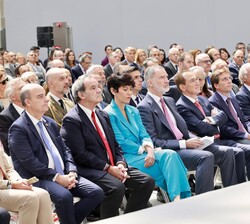 Su Majestad el Rey en la primera fila de asientos durante la proyección del vídeo del 50 aniversario de la Fundación MAPFRE