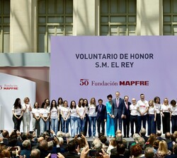 Fotografía de grupo de Don Felipe como 'Voluntario de Honor' acompañado por uan representación de los 9800 voluntarios que colaboran con la Fu