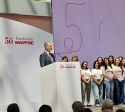 Su Majestad el Rey durante su intervención agradeciendo y felicitando a la Fundación MAPFRE por su 50 aniversario