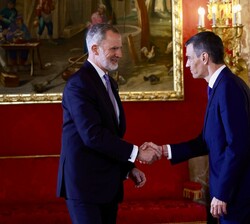 En la Saleta de Teniers, Don Felipe recibe el saludo del presidente del Gobierno, Pedro Sánchez