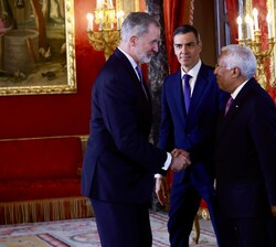Don Felipe, junto al presidente del Consejo Europeo, Antònio Costa, antes del inicio del acto
