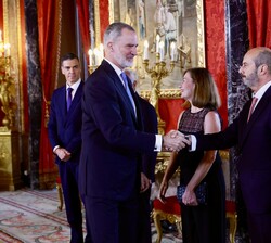 El Rey es saludado por el presidente del Senado, Pedro Rollán