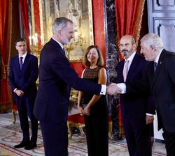 Don Felipe recibe el saludo del presidente del Tribunal Constitucional, Cándido Conde-Pumpido