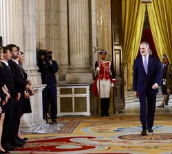 Su Majestad el Rey en el momento de acceder al Salón de Columnas 
