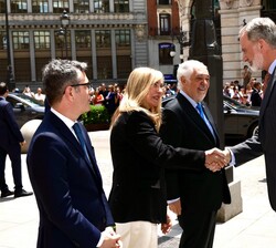 Su Majestad el Rey recibido a su llegada por la presidenta del Tribunal Supremo y del Consejo General del Poder Judicial, María Isabel Perelló
