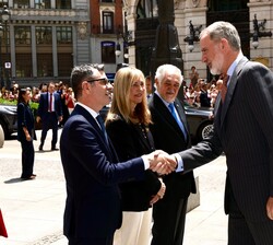 Su Majestad el Rey recibido a su llegada por el ministro de la Presidencia, Justicia y Relaciones con las Cortes, Félix Bolaños