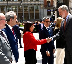 Su Majestad el Rey recibido a su llegada por la ministra de Defensa, Margarita Robles
