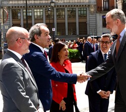 Su Majestad el Rey recibido a su llegada por el secretario general Iberoamericano, Andrés Allamand