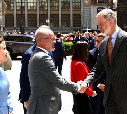 Su Majestad el Rey recibido a su llegada por el delegado del Gobierno, Francisco Martín