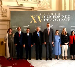 Su Majestad el Rey recibido a su llegada con las autoridades asistentes a la entrega del Premio “Gumersindo de Azcárate”