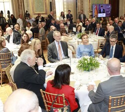 Su Majestad el Rey en la mesa presidencial del Salón Real, del Real Casino de Madrid