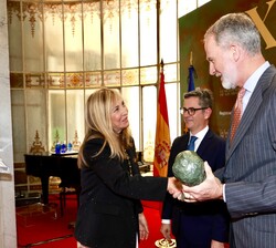 Su Majestad el Rey entrega el premio “Gumersindo de Azcárate” concedido al Poder Judicial, recogido por la presidenta del Tribunal Supremo