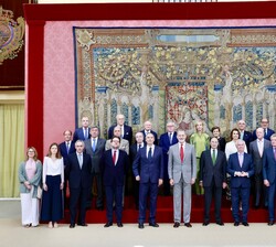 Don Felipe junto a una representación de los benefactores y equipo directivo de la Red de Estudio de las Monarquías Contemporáneas (REMCO)