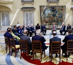 Su Majestad el Rey recibió a los benefactores y equipo directivo de la Red de Estudio de las Monarquías Contemporáneas (REMCO)