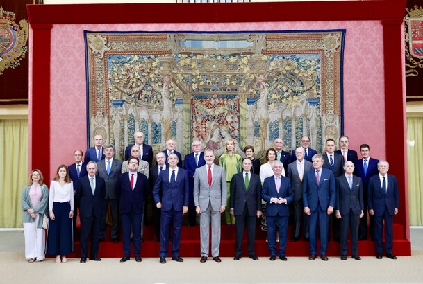 Don Felipe junto a una representación de los benefactores y equipo directivo de la Red de Estudio de las Monarquías Contemporáneas (REMCO)