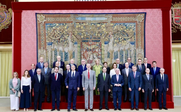 Don Felipe junto a una representación de los benefactores y equipo directivo de la Red de Estudio de las Monarquías Contemporáneas (REMCO)